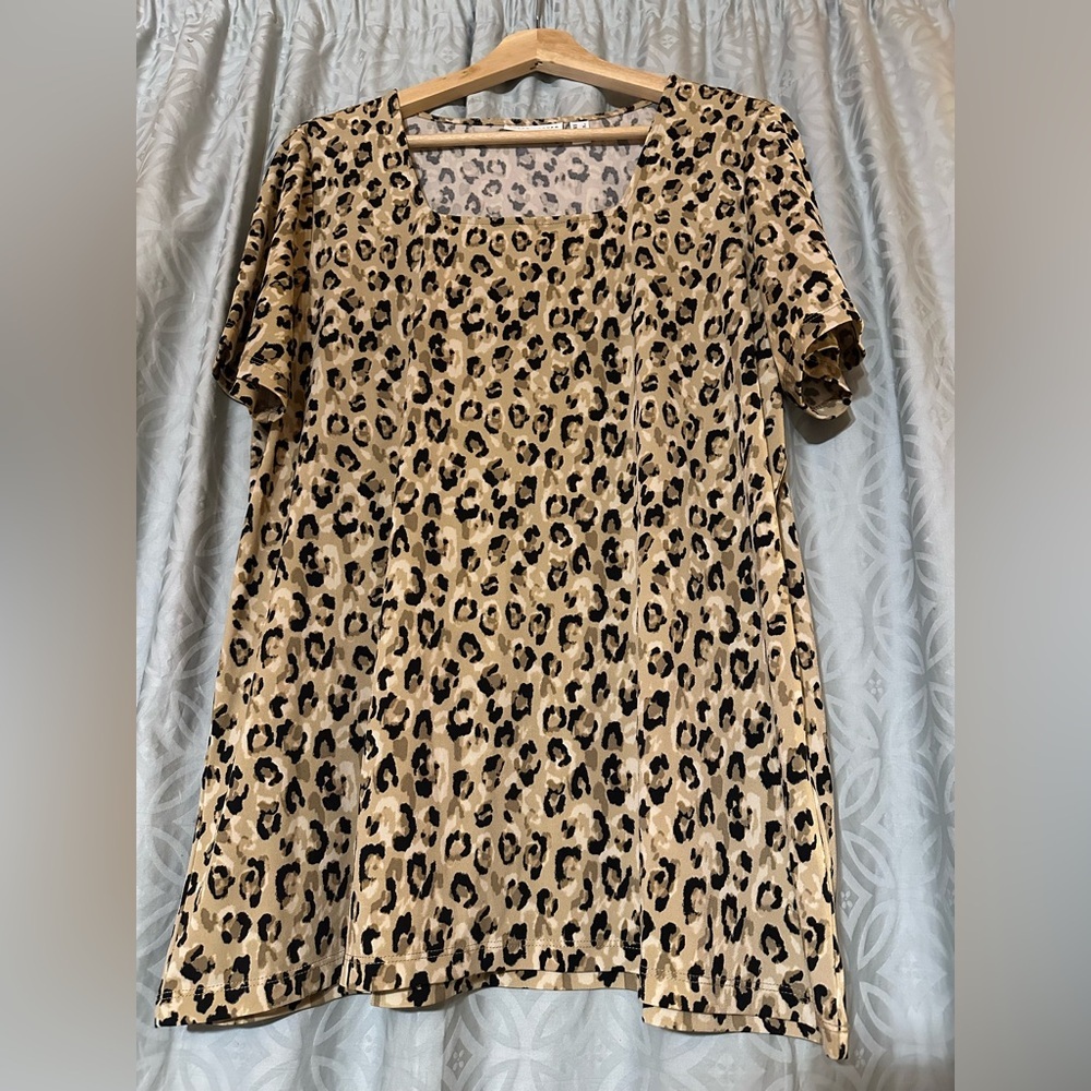 Susan Graver Women’s L Liquid Knit Animal Print Cheetah Leopard Tunic Blouse EUC
